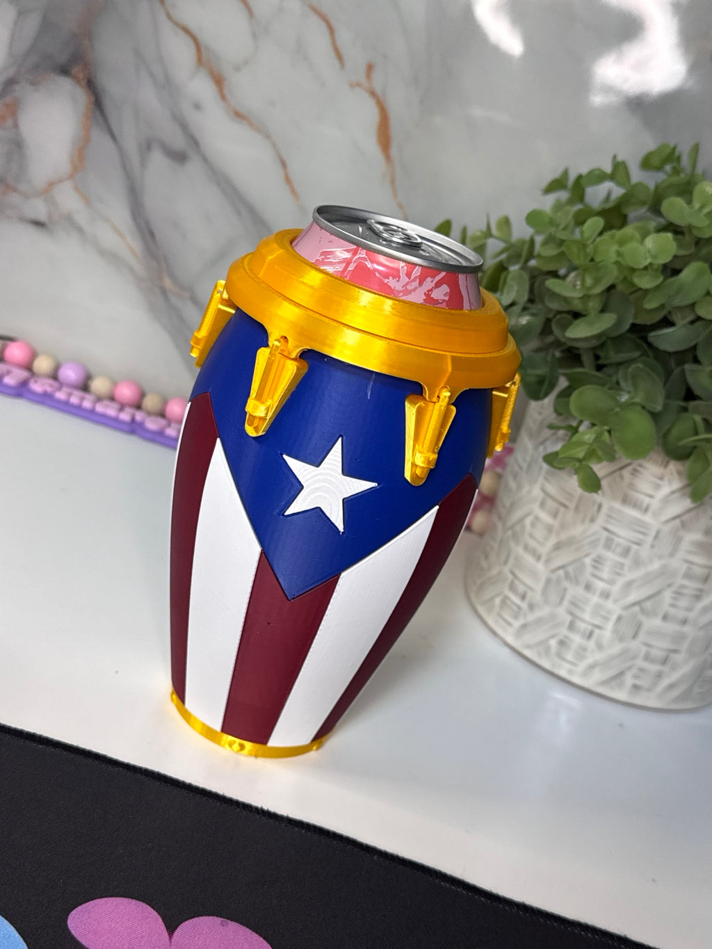 Conga con bandera de Puerto Rico para latas de 12 oz