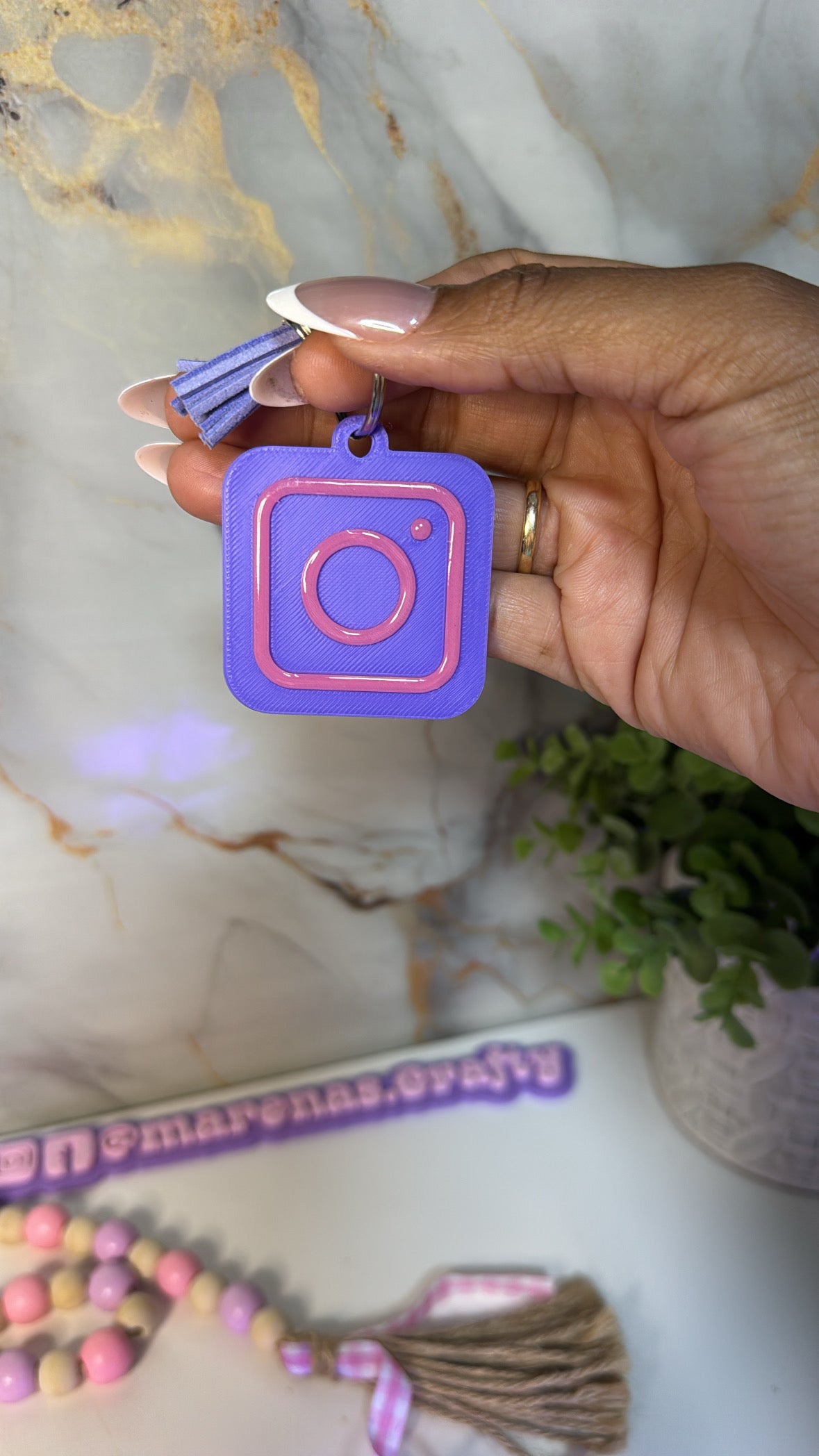 Llavero inteligente NFC violeta y rosado impreso en 3D